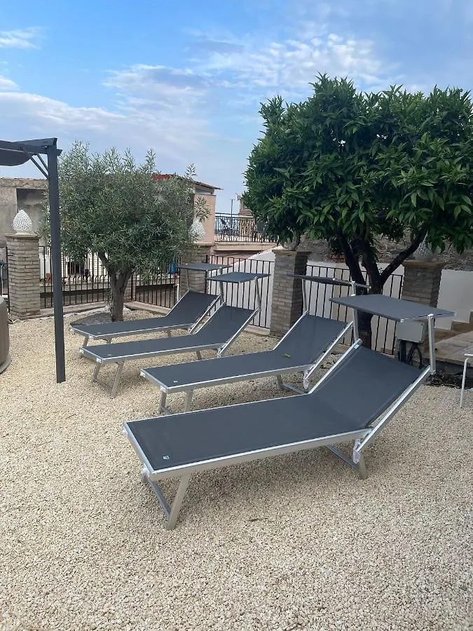 Nocleg ze śniadaniem Bed and Breakfast Bed And Relax-Il Maniero Calatabiano
