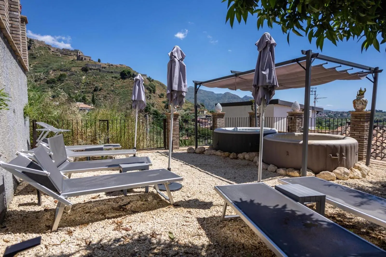 Nocleg ze śniadaniem Bed and Breakfast Bed And Relax-Il Maniero Calatabiano